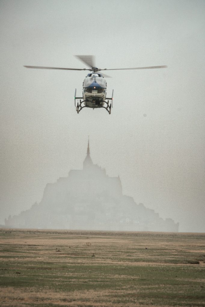Hélicoptère au dessus du mont saint michel