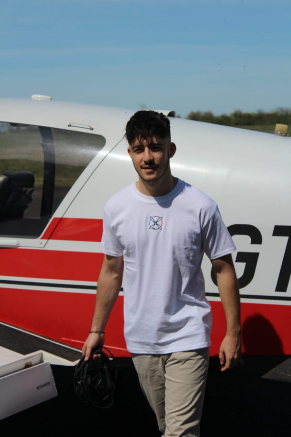 pilote avion portant le tee-shirt 123.5 blanc